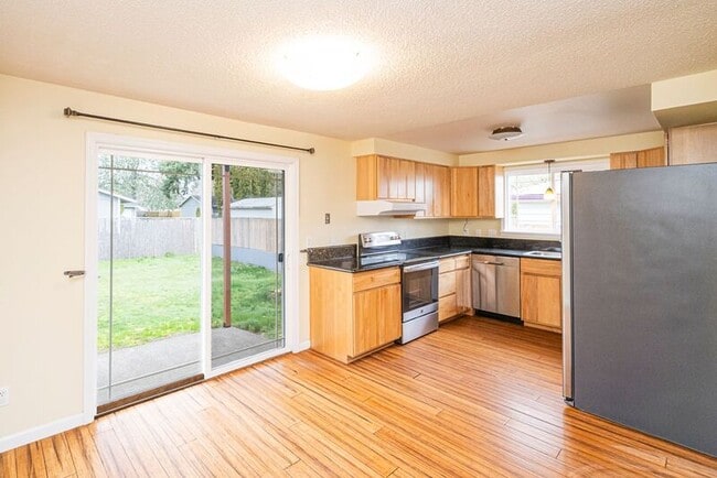 Building Photo - 7415 SE Center St