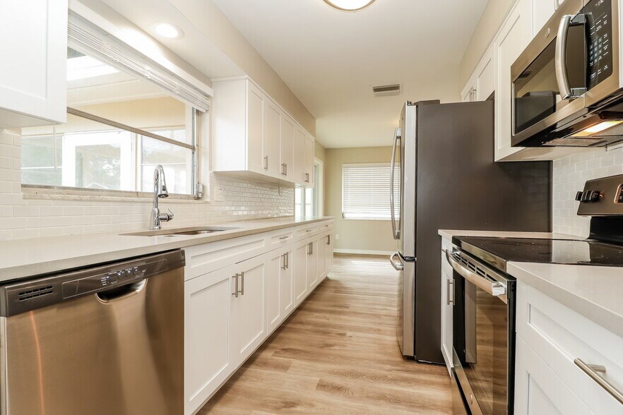 Building Photo - 2319 Surrey Ln