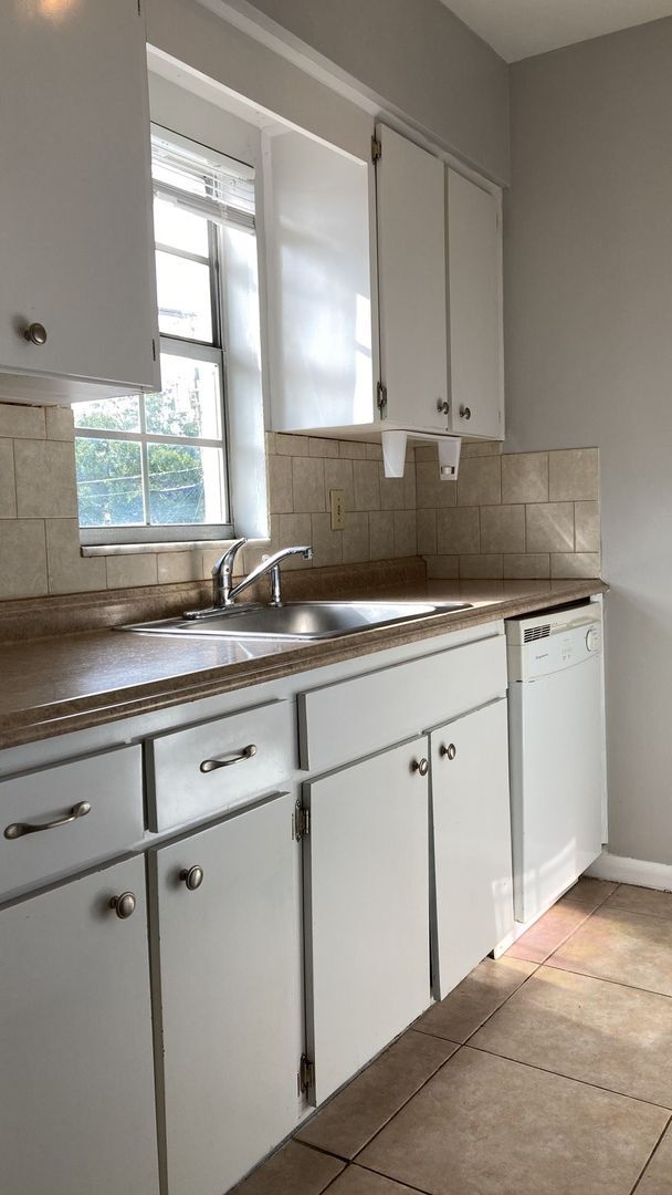 Building Photo - One Bedroom Rental in South Tampa!