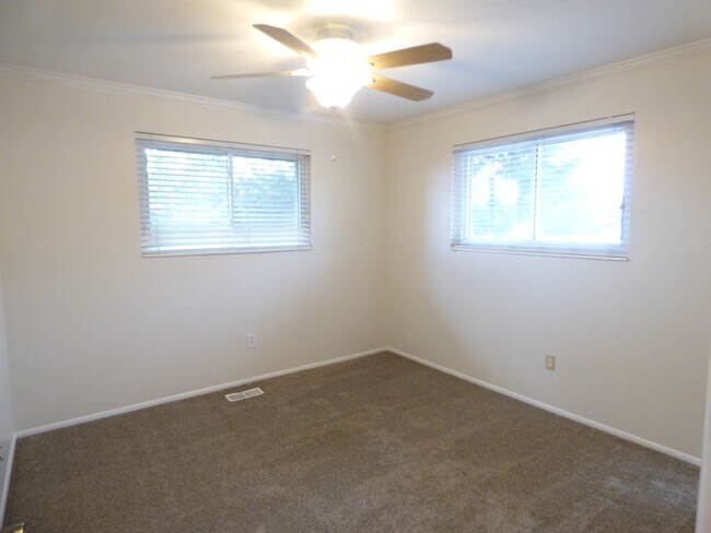 Building Photo - 5 Bd 3 Ba Home in Sandy