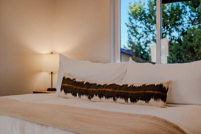 Building Photo - 736 W Rider Dr