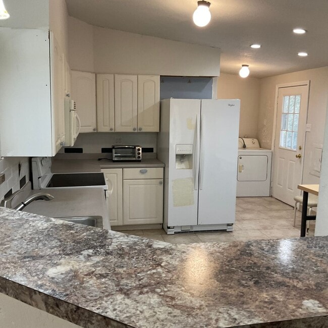 Building Photo - Amazing semi private secluded property