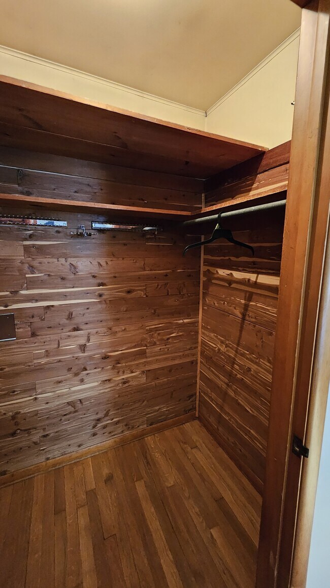 Building Photo - 509 S Swain Ave