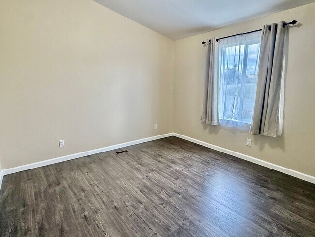 Building Photo - 600-606 Dolan Rd