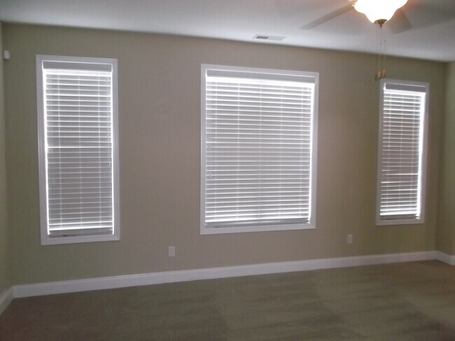 Building Photo - Absolutely Gorgeous!