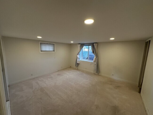Building Photo - AVAILABLE NOW! "Charming 3-Bedroom Oasis with 2 Full Baths in the Sunset Neighborhood!"
