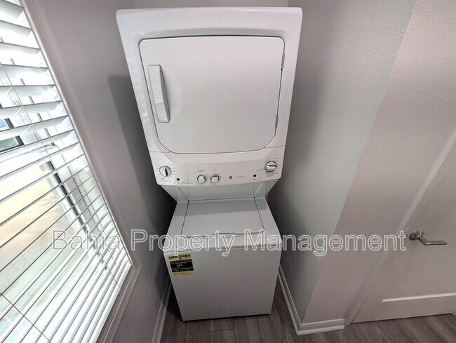 Building Photo - 1707 E Columbus Dr