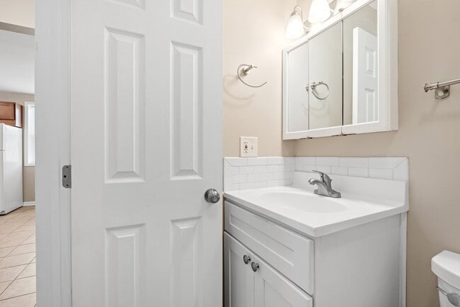 Building Photo - 2 Bedroom 2 Bath Brick Home Nestled In Gre...