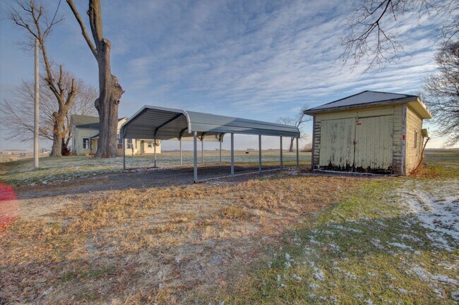 Building Photo - Country Home