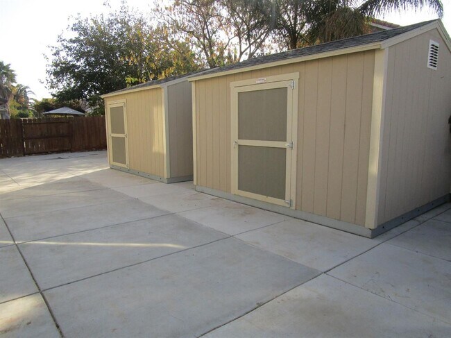 Building Photo - Like Brand New 4 Bedroom 3 Bath Beautiful ...