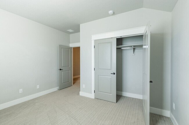 Building Photo - Quiet Centrally located 3 bed 2.5 bathroom