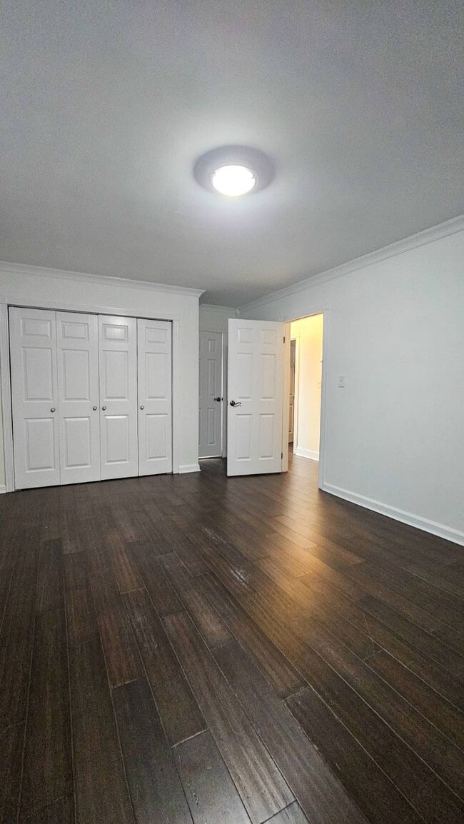 Building Photo - 5 Ontario Dr