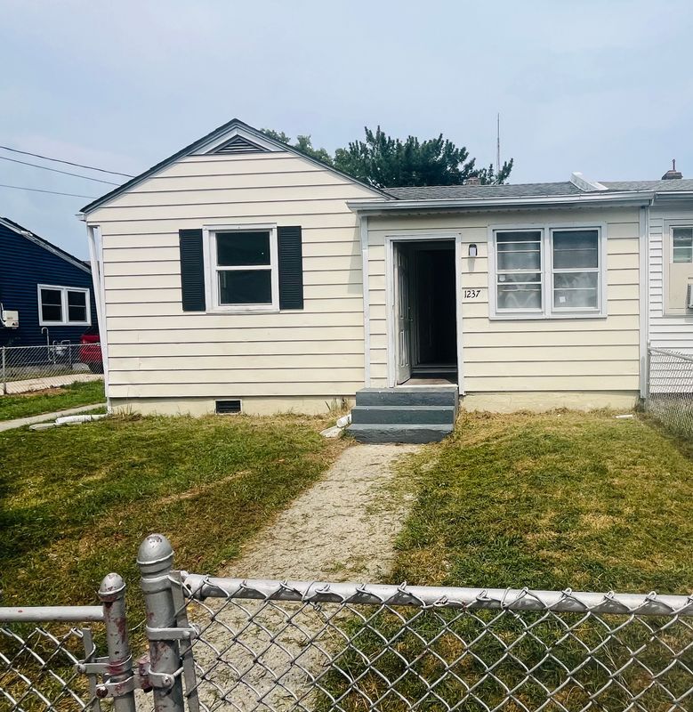 Building Photo - 1237 N Michigan Ave