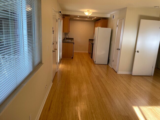 Building Photo - 1584 Mendenhall Dr