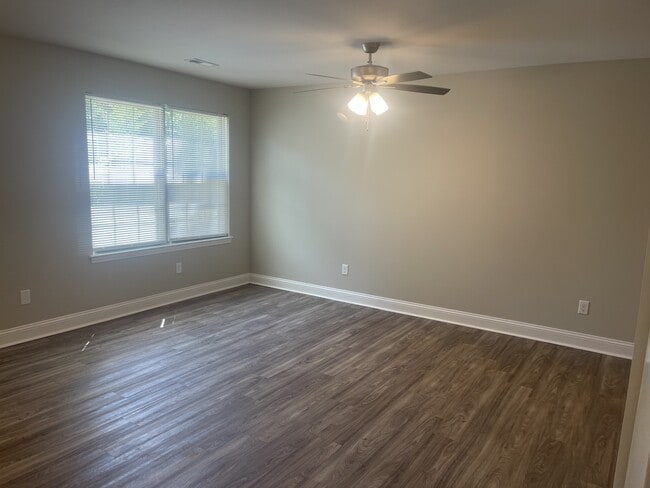 Building Photo - 307 York St