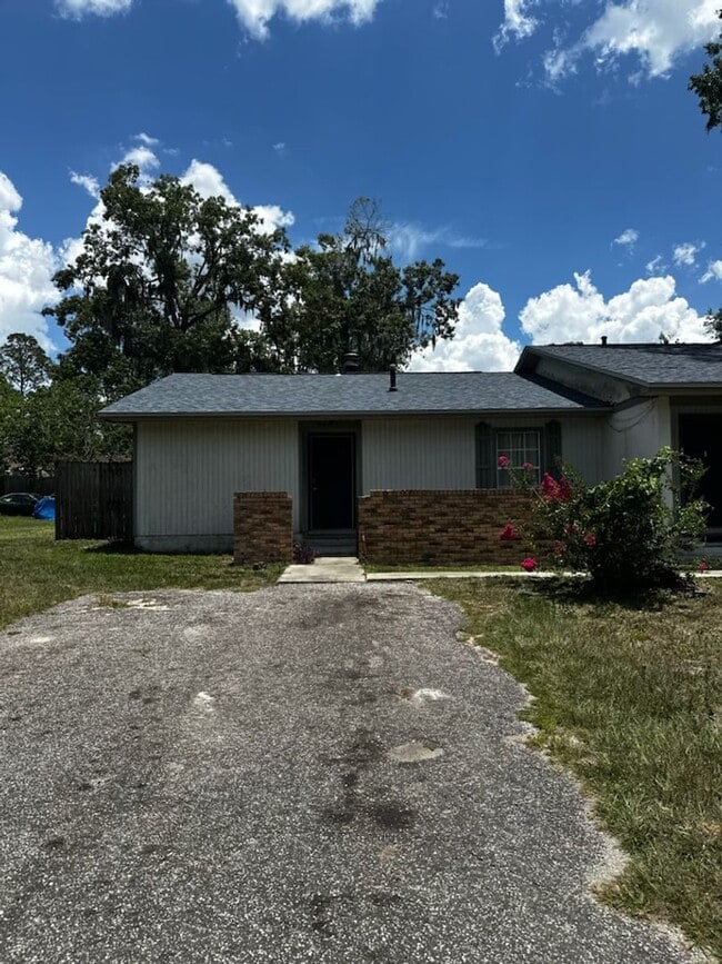 Building Photo - Cozy & Convenient 2 Bedroom, 1 Bath Duplex with Large Yard & Deck