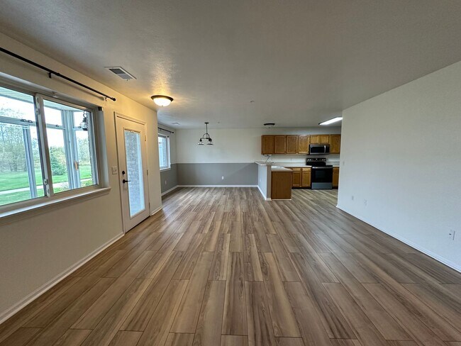 Building Photo - Caledonia Condo! Two Bedroom - Two Full Ba...