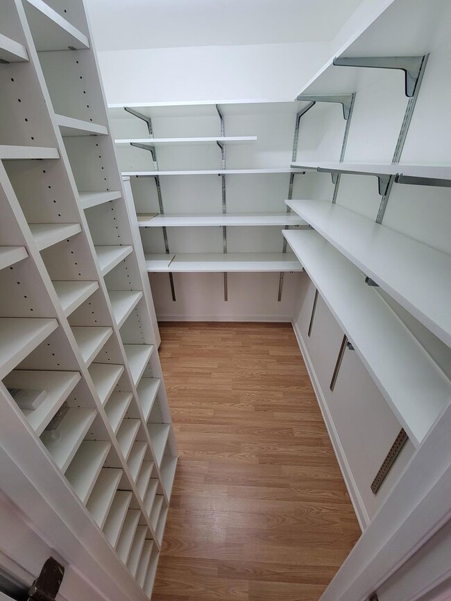 Building Photo - Stunning 4-Bedroom Home for Rent – Availab...