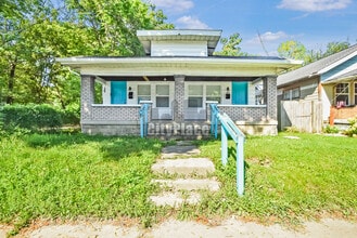 Building Photo - 810 N Gladstone Ave