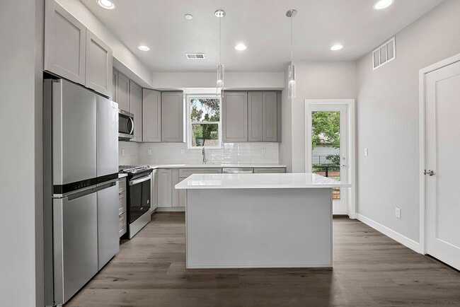 Building Photo - Luxury Townhome - 3 Bed 3.5 Bath at Overlo...
