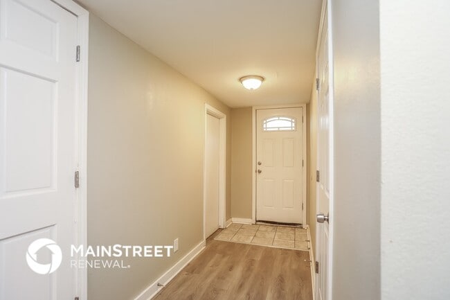 Building Photo - 1006 SW Lakeview Blvd