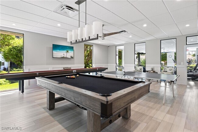 Building Photo - 555 Park Shore Dr