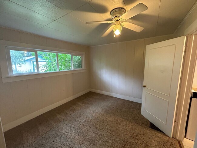 Building Photo - Charming 2 bedroom 1 bath home!