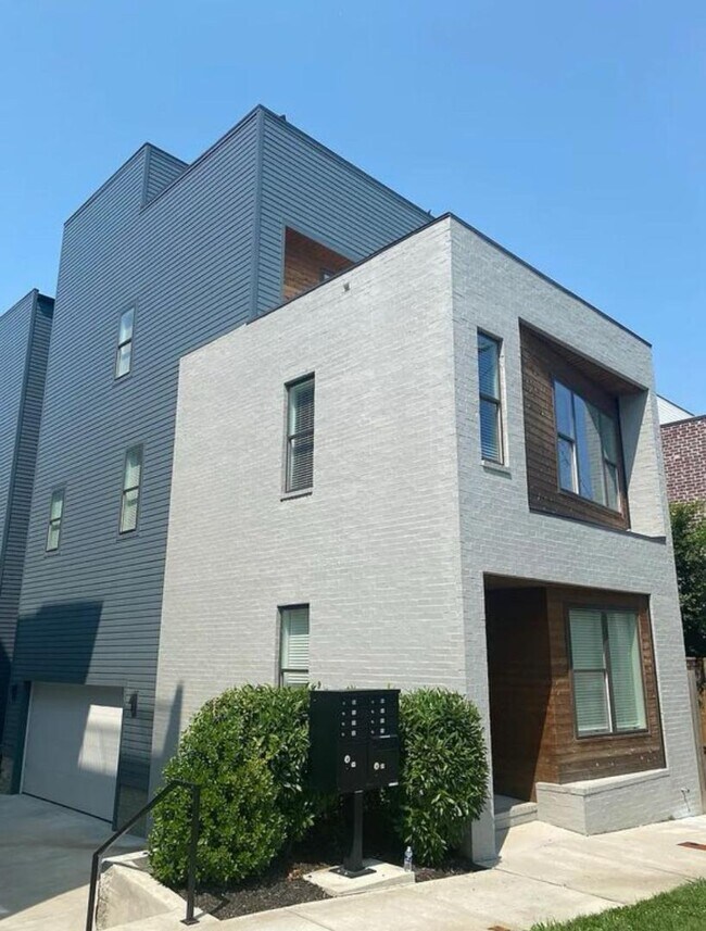 Building Photo - 2718 Delaware Ave