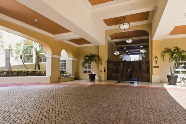 Building Photo - 520 SE 5 Ave