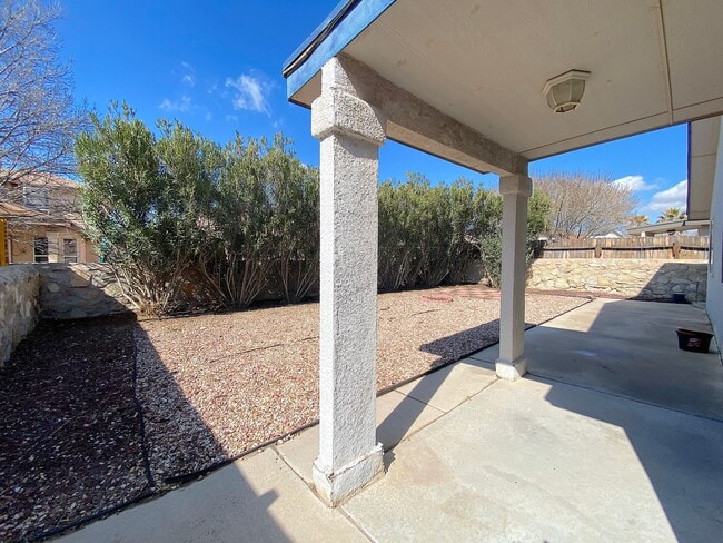 Building Photo - West El Paso 5bed Refrig A/C Home