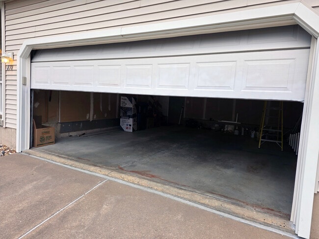 Building Photo - 878 Sky Ridge Dr