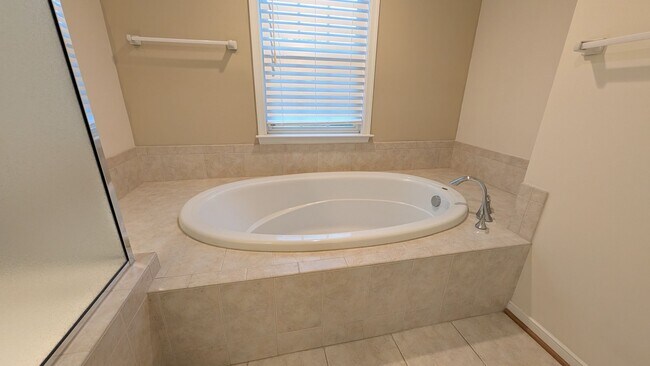 Building Photo - Gorgeous Charter Colony Cul-de-Sac Home: 4 Bed, 2.5 Bath Home with Screened-In Porch