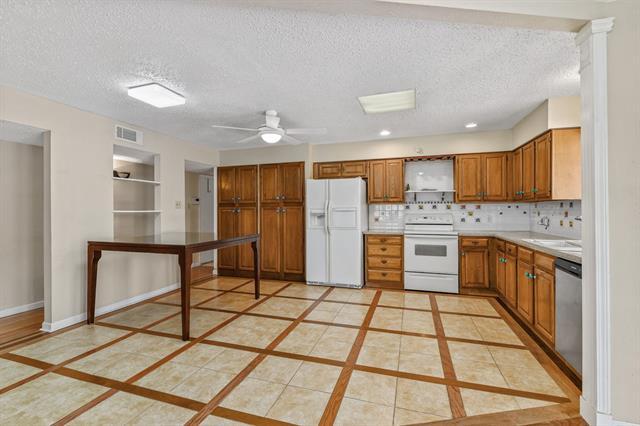 Building Photo - 801 Meadowlark Dr