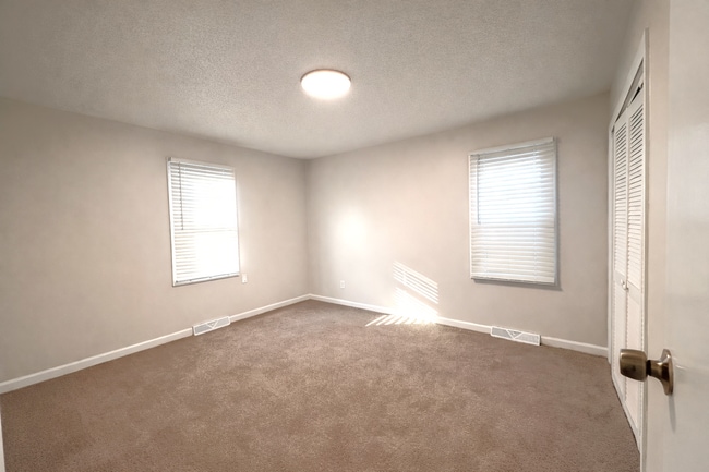 Building Photo - SEE IT NOW: Charming Home on a Peaceful Street in South Kansas City!