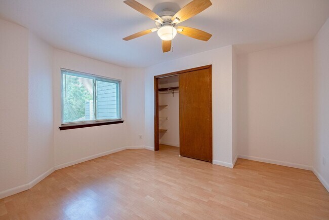 Building Photo - Beautiful 2 Bedrooms, 1.5 BathroomS home in Gateway Condominiums!!!