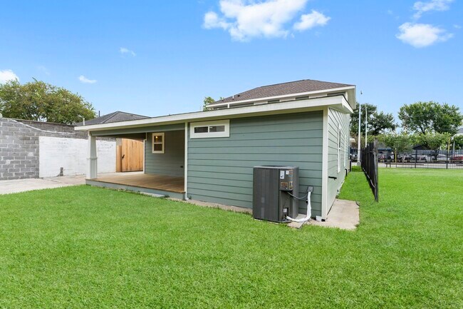 Building Photo - 1507 N Durham Dr