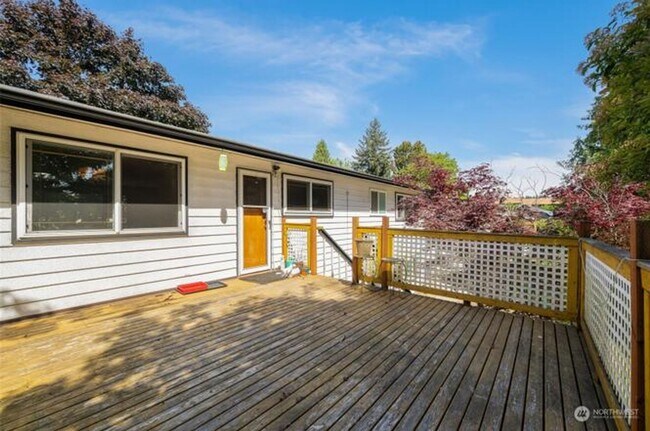 Building Photo - Beautiful Burien Home, Top Floor of Home for Rent