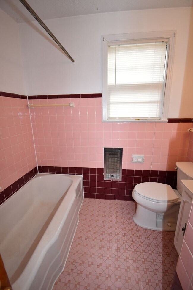 Building Photo - 3 Bedroom Home For Rent Near Madison Street!