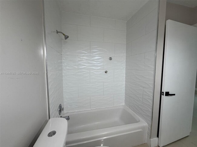 Building Photo - 9920 Jamaica Dr