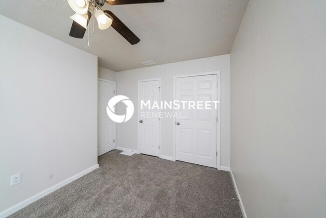 Building Photo - 4 Bedroom Pet-Friendly Home in Louisville, KY with Main Street Renewal