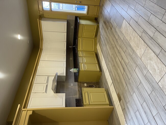 Building Photo - 3341 W Walnut St