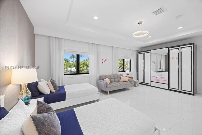 Building Photo - 513 Palm Dr