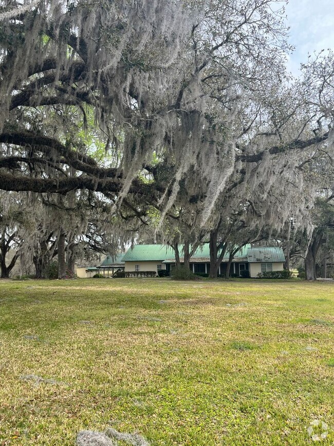 Building Photo - 4/3 Ocala HITS Stalls/RV Hook-Ups/Paddocks...