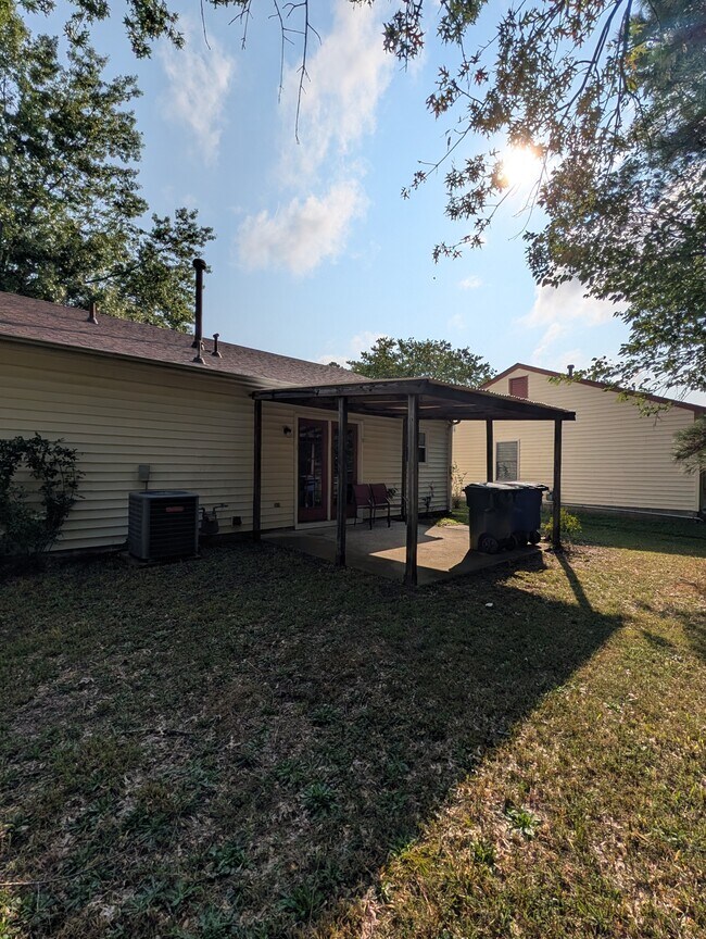 Building Photo - 693 Trails Ln