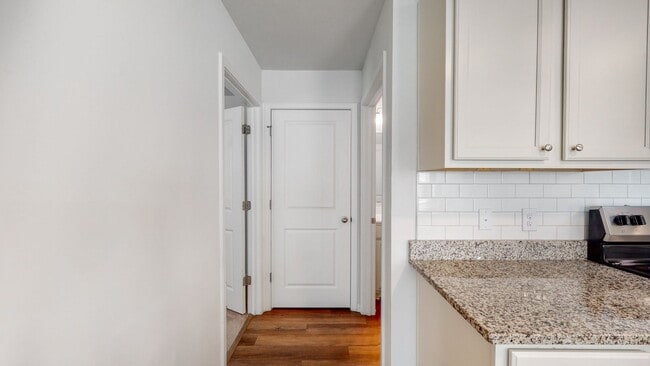 Building Photo - 5 Bedrooms, 3 Bathrooms in Richmond Hill P...