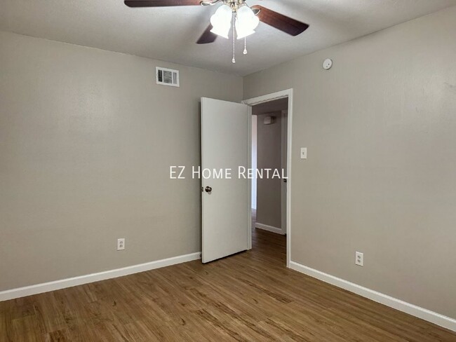 Building Photo - Price to Lease Fast! $795/mth!