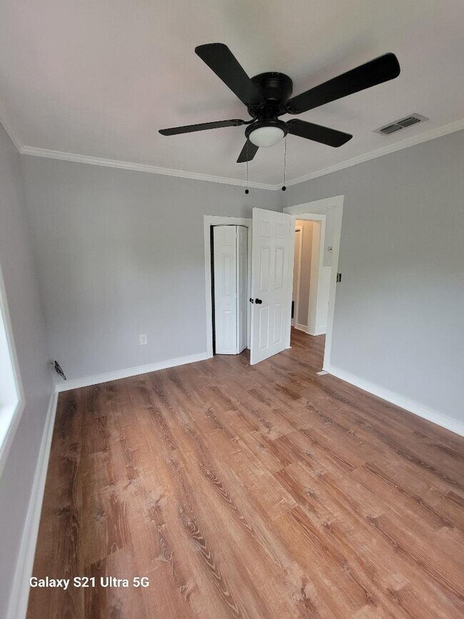 Building Photo - 16 S Primrose Dr