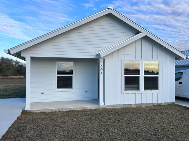 Building Photo - Charming Country Living with Modern Comforts!