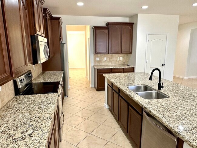 Building Photo - Fantastic Goodyear Home in Sedella