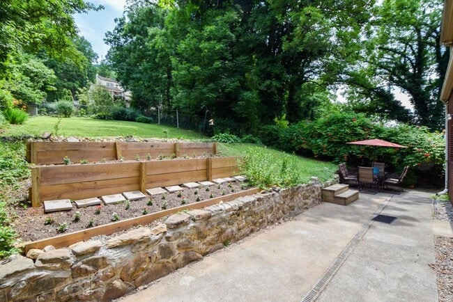 Building Photo - 1334 Woodbine St SE